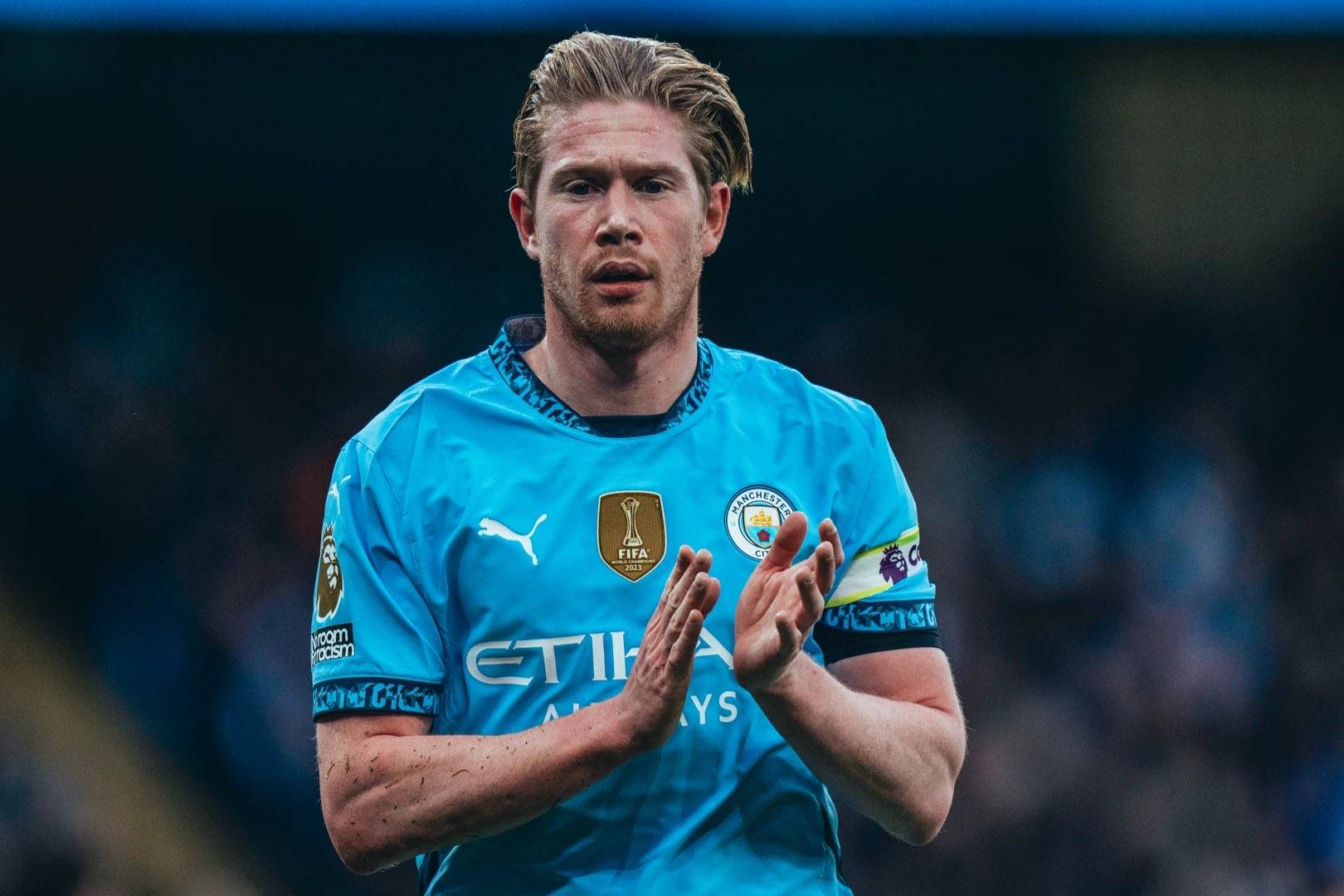 纽约洋基队由于外野防守失误，在 2025 季后赛首轮遭遇严峻考验