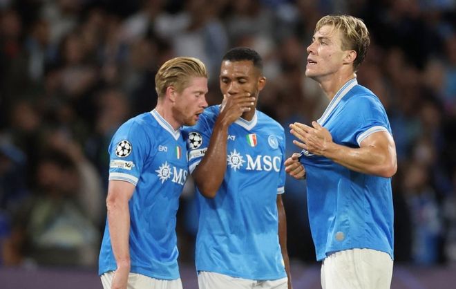 顺应民意？东体：国足或变阵双后腰，塞鸟前腰＆解放韦世豪