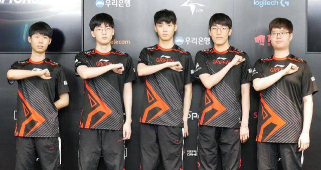 因此